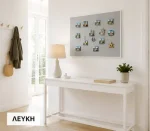 Λευκή κορνίζα αλουμινίου για μαγνητάκια σε είσοδο σπιτιού με συλλογή ταξιδιωτικών μαγνητών